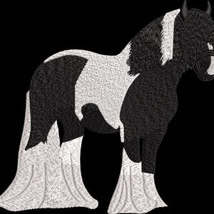 Può includere: Ricamo dettagliato di un cavallo in posizione eretta. Il cavallo ha un mantello bianco e nero, una criniera e una coda nere. Il cavallo indossa una cavezza. Lo sfondo è nero pieno.