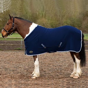 Op maat geborduurde deluxe jersey cooler showdeken.
