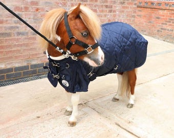 Manta de establo bordada a medida, relleno de 200 g, peso medio: para caballos miniatura/ponis Shetland.