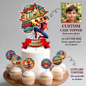 Pu&ograve; includere: Un topper per torta personalizzato a tema supereroi con il nome LUCAS, scritte in stile fumetto come KAPOW, BAM e POWER e un nastro rosso con la scritta HAPPY BIRTHDAY. Include topper per cupcake rotondi abbinati con grafiche di supereroi.
