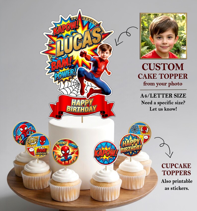 Pu&ograve; includere: Un topper per torta personalizzato a tema supereroi con il nome LUCAS, scritte in stile fumetto come KAPOW, BAM e POWER e un nastro rosso con la scritta HAPPY BIRTHDAY. Include topper per cupcake rotondi abbinati con grafiche di supereroi.