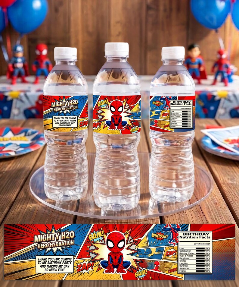 Pu&ograve; includere: Tre bottiglie d'acqua in plastica trasparente con etichette personalizzate raffiguranti un supereroe rosso e blu, grafiche in stile fumetto, il testo Mighty H20 Hero Hydration e una tabella dei valori nutrizionali di compleanno.