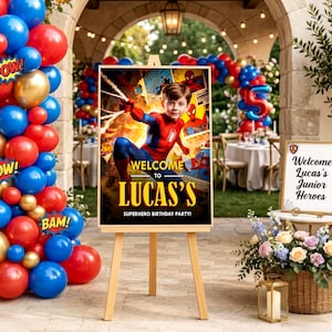 Pu&ograve; includere: Un cartello rettangolare per festa di compleanno su un cavalletto in legno con un bambino vestito da supereroe e il testo Welcome to Lucas's Superhero Birthday Party. Il cartello &egrave; circondato da palloncini rossi, blu e dorati.