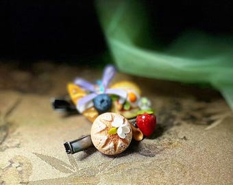 Handgemachte Ton Brot & Blumen Haarspangen: Erdbeere Blaubeere wunderliche Accessoires, Geschenk für Mädchen, Geschenk für Tochter
