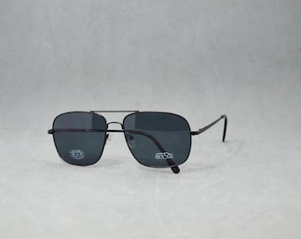 Gafas de sol vintage SDLfirst 21. Nuevas, sin usar. Década de 2010. Unisex, para hombre y mujer. Estilo aviador americano, cuadradas. Color negro brillante. Lentes grises. Artículo descatalogado.