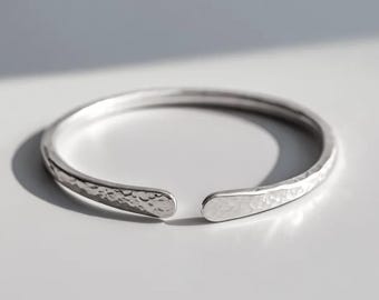 Pulseira rígida martelada em prata de lei – Bracelete ajustável unissex