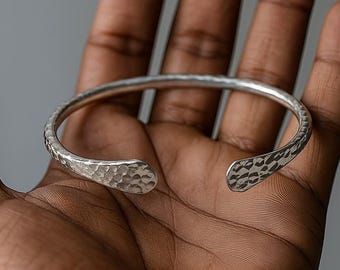 Pulseira rígida martelada em prata de lei – Bracelete boho ajustável