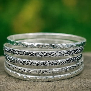 Handgemachte Sterling Silber Blumen Armreifen Set von 5 - Gehämmerte und gravierte stapelbare Armbänder - Boho Minimalist Schmuck für Frauen
