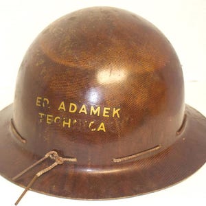 Puede incluir: Juego de tres tazas de cerámica con acabado mate moteado. Las tazas son de color crema, gris claro y gris oscuro. Cada taza tiene un diseño simple y minimalista.