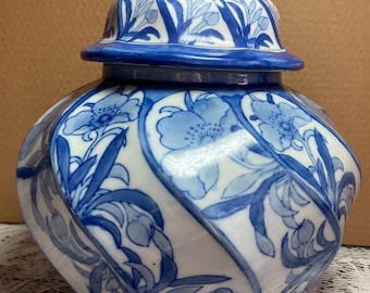 ヴィンテージスタイルの中国製青白陶器の壺 – 自然モチーフ – 蓋付き