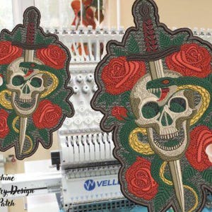 Puede incluir: Parche bordado con una calavera atravesada por una espada, rodeada de rosas rojas y una serpiente amarilla. El parche tiene un borde verde. El texto en la imagen dice "Machine Embroidery Design for Patch".