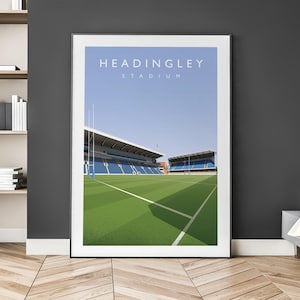 Puede incluir: Impresión artística enmarcada del estadio Headingley, con asientos azules y campo verde bajo un cielo despejado. El texto "HEADINGLEY STADIUM" se muestra en la parte superior, un lugar deportivo.