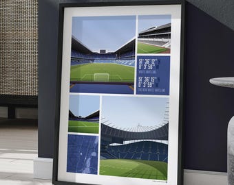 Puede incluir: Una impresión enmarcada que presenta múltiples vistas de un estadio con un campo verde y asientos azules. La impresión incluye texto con coordenadas y los nombres "White Hart Lane" y "The New White Hart Lane". El marco es negro.