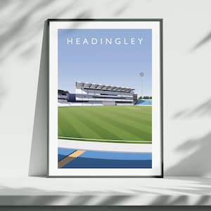 Puede incluir: Impresión artística enmarcada que presenta una ilustración estilizada del estadio Headingley con un fondo de cielo azul. La impresión muestra la tribuna del estadio, un campo verde y el texto "HEADINGLEY" en la parte superior.