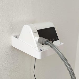 Wandhalterung für Löwenstein prisma SMART & SOFT (plus/max) | CPAP Halter inkl. Befestigungsmaterial