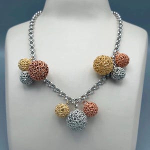 Statement Kette geflochtene Metallkugeln und Toggle Verschluss