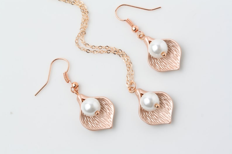 Maid of honor gift Rose gold and pearl Jewelry set Wedding jewelry Rose gold calla jewelry Bridesmaid rose gold jewelry calla jewelry