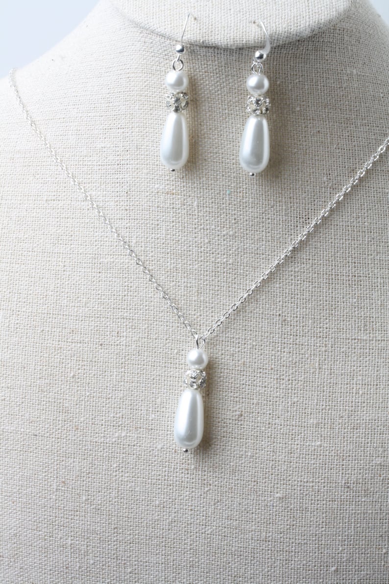 White bridesmaid earrings and necklace set Bridal party gift White drop pearl Wedding jewelry set Set of 2 Bridesmaid jewelry set