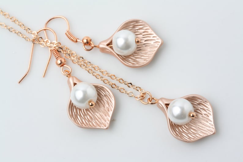 Maid of honor gift Rose gold and pearl Jewelry set Wedding jewelry Rose gold calla jewelry Bridesmaid rose gold jewelry calla jewelry