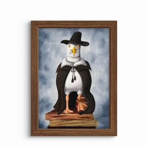 Könnte beinhalten: Gerahmter Druck mit einer skurrilen Illustration einer Möwe in schwarzem Umhang und Hut, die auf einem Bücherstapel steht. Die Möwe hat einen weißen Körper, einen gelben Schnabel und ist vor einem blau-grauen Hintergrund platziert.