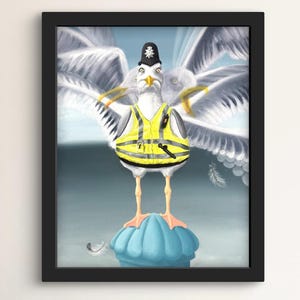 Könnte beinhalten: Gerahmtes Kunstwerk mit einer skurrilen Möwe. Die Möwe trägt eine Polizeimütze und eine gelbe Warnweste mit schwarzen Streifen. Sie steht auf einer blauen, wolkenartigen Form, mit ausgebreiteten Flügeln vor einem sanften, blauen Hintergrund.