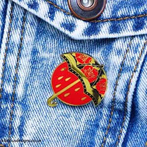 In omnilam Paratus Umbrella Tattoo Hard Enamel Pin