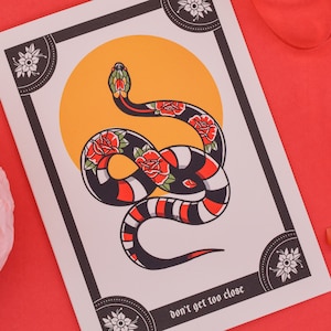 NÃO SE CHEGUE MUITO PERTOCartão feito à mão para tatuagem de cobra rosa vermelha e preta