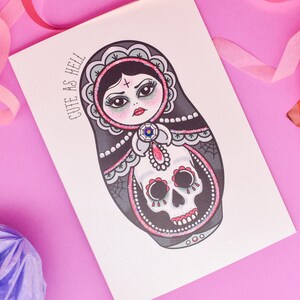 Carte faite main de tatouage de poupée russe mignonne et effrayante de fille gothique