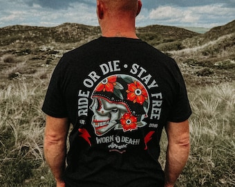 Biker Skull T-Shirt Shirt - Ride or Die - Ink & Blood Rose Tattoo | Druck auf Vorder- und Rückseite | Schwarzes Bio-T-Shirt