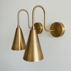 Moderne wandkandelaar uit het midden van de eeuw | Messing dubbele kegelwandlamp | Bedlamp bedlampje, badkamermeubel | Gangverlichtingsarmatuur