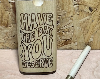 Dugout de madera grabada - Kit de bolsillo para un solo bate hecho a mano / Caja de almacenamiento de 4" - Pipa para un solo bate - Dugout personalizado