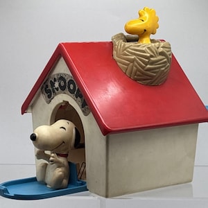 Vintage 1979 Hasbro Wind-up Snoopy Doghouse W Pop-up Woodstock