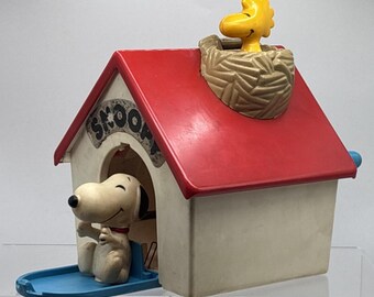 Vintage 1979 Hasbro Wind-Up Snoopy Doghouse w Pop-Up Woodstock Peanuts