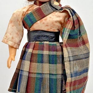 Vintage schottische Mädchen-Puppe in traditioneller Kleidung rote Schlafaugen 1960er Jahre