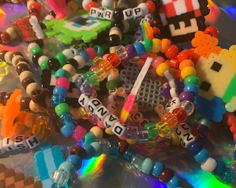 Pulsera Kandi de cuentas fundidas/peladoras aleatorias con palabras o frases.