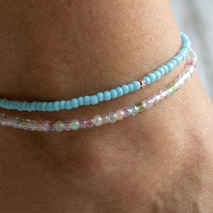 Set di 2 cavigliere elasticizzate multicolore e blu con perline di vetro AB