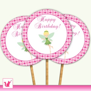 Può includere: Tre topper per cupcake rosa e bianchi con un'illustrazione di fata verde e il testo "Happy Birthday!"