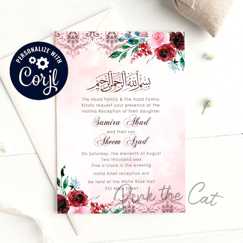 K&ouml;nnte beinhalten: Eine rechteckige Hochzeitseinladungskarte mit zartrosa Aquarellhintergrund, dunkelroten und rosafarbenen Blumenakzenten sowie verzierten Damastmustern. Der Text enth&auml;lt arabische Kalligrafie, die Namen Samira Abad und Akeem Azad sowie Veranstaltungsdetails.