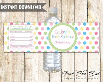 Könnte beinhalten: Wasserflaschenetikett mit einem Tupfenmuster in Rosa, Gelb, Blau und Grün. Das Etikett lautet "Gaby's Baby Sprinkle" und "September 29".