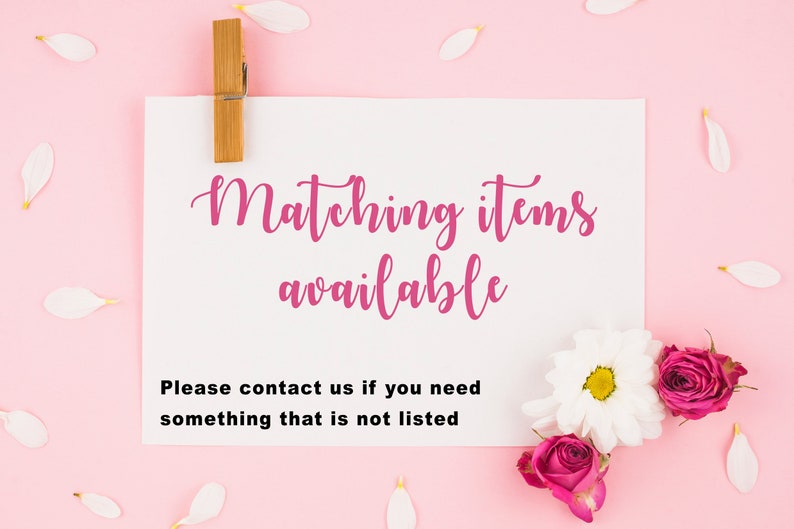 Pu&ograve; includere: Un cartoncino rettangolare bianco con il testo rosa Matching items available e il testo nero Please contact us if you need something that is not listed. Il cartoncino &egrave; fissato da una molletta di legno e decorato con fiori bianchi e rosa.