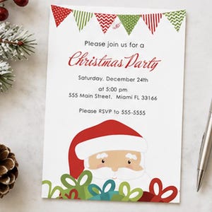Puede incluir: Una tarjeta de invitaci&oacute;n rectangular para una fiesta de Navidad con una guirnalda de banderines rojos y verdes en la parte superior. El texto dice: Please join us for a Christmas Party, Saturday, December 24th at 5:00 pm, 555 Main Street, Miami FL 33166, Please RSVP to 555-5555. Un Santa Claus de dibujos animados con regalos aparece en la parte inferior.