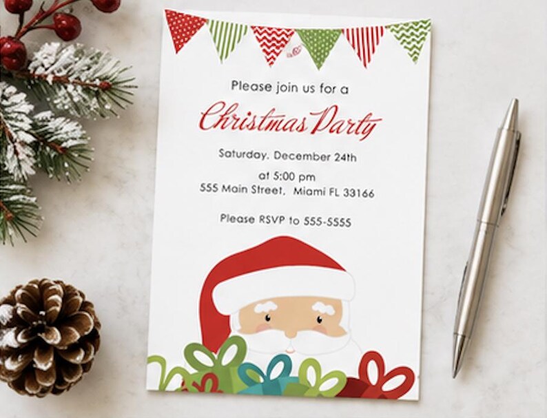 Puede incluir: Una tarjeta de invitaci&oacute;n rectangular para una fiesta de Navidad con una guirnalda de banderines rojos y verdes en la parte superior. El texto dice: Please join us for a Christmas Party, Saturday, December 24th at 5:00 pm, 555 Main Street, Miami FL 33166, Please RSVP to 555-5555. Un Santa Claus de dibujos animados con regalos aparece en la parte inferior.