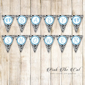 Puede incluir: Una pancarta de baby shower de estampado de cebra en blanco y negro con detalles azules. La pancarta dice "Baby Shower".