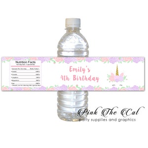 Pu&ograve; includere: Una bottiglia d'acqua in plastica trasparente con un'etichetta personalizzata caratterizzata da un bordo floreale di rose rosa e viola. L'etichetta riporta il testo Emily's 4th Birthday, un'illustrazione di unicorno e una tabella nutrizionale.
