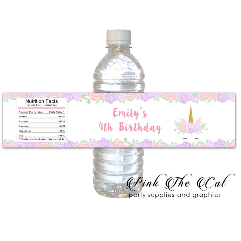 Pu&ograve; includere: Una bottiglia d'acqua in plastica trasparente con un'etichetta personalizzata caratterizzata da un bordo floreale di rose rosa e viola. L'etichetta riporta il testo Emily's 4th Birthday, un'illustrazione di unicorno e una tabella nutrizionale.
