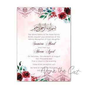 K&ouml;nnte beinhalten: Eine rechteckige Hochzeitseinladungskarte mit einem zartrosa Aquarellhintergrund und dunkelroten sowie rosafarbenen Blumenakzenten an den Ecken. Der Text enth&auml;lt arabische Kalligrafie und die Namen Samira Abad und Akeem Azad.