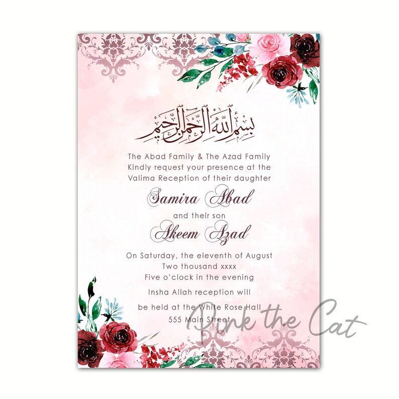 K&ouml;nnte beinhalten: Eine rechteckige Hochzeitseinladungskarte mit einem zartrosa Aquarellhintergrund und dunkelroten sowie rosafarbenen Blumenakzenten an den Ecken. Der Text enth&auml;lt arabische Kalligrafie und die Namen Samira Abad und Akeem Azad.