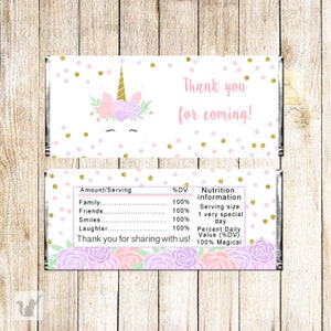 Pu&ograve; includere: Un incarto rettangolare per barretta di cioccolato con sfondo bianco e pois glitterati rosa e oro. Il fronte mostra un volto di unicorno con corno dorato e corona floreale, con il testo Thank you for coming. Il retro mostra un'etichetta nutrizionale.