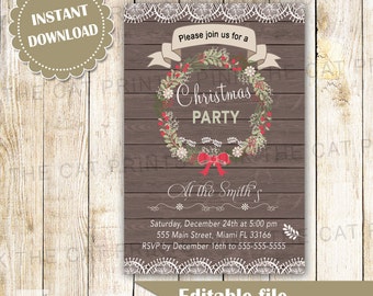 Puede incluir: Una invitación rústica a una fiesta de Navidad con una corona de vegetación, bayas rojas y un lazo rojo. La invitación está sobre un fondo de madera con un borde de encaje blanco. El texto dice "Por favor, únase a nosotros para una fiesta de Navidad en casa de los Smith, sábado 24 de diciembre a las 5:00 pm, 555 Main Street, Miami FL 33166, RSVP antes del 16 de diciembre al 555-555-5555".