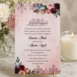 K&ouml;nnte beinhalten: Eine rechteckige Hochzeitseinladungskarte mit zartrosa Aquarellhintergrund, verziert mit dunkelroten und rosafarbenen Rosenillustrationen an den oberen und unteren Ecken. Der Text enth&auml;lt arabische Kalligrafie sowie die Namen Samira Abad und Akeem Azad.